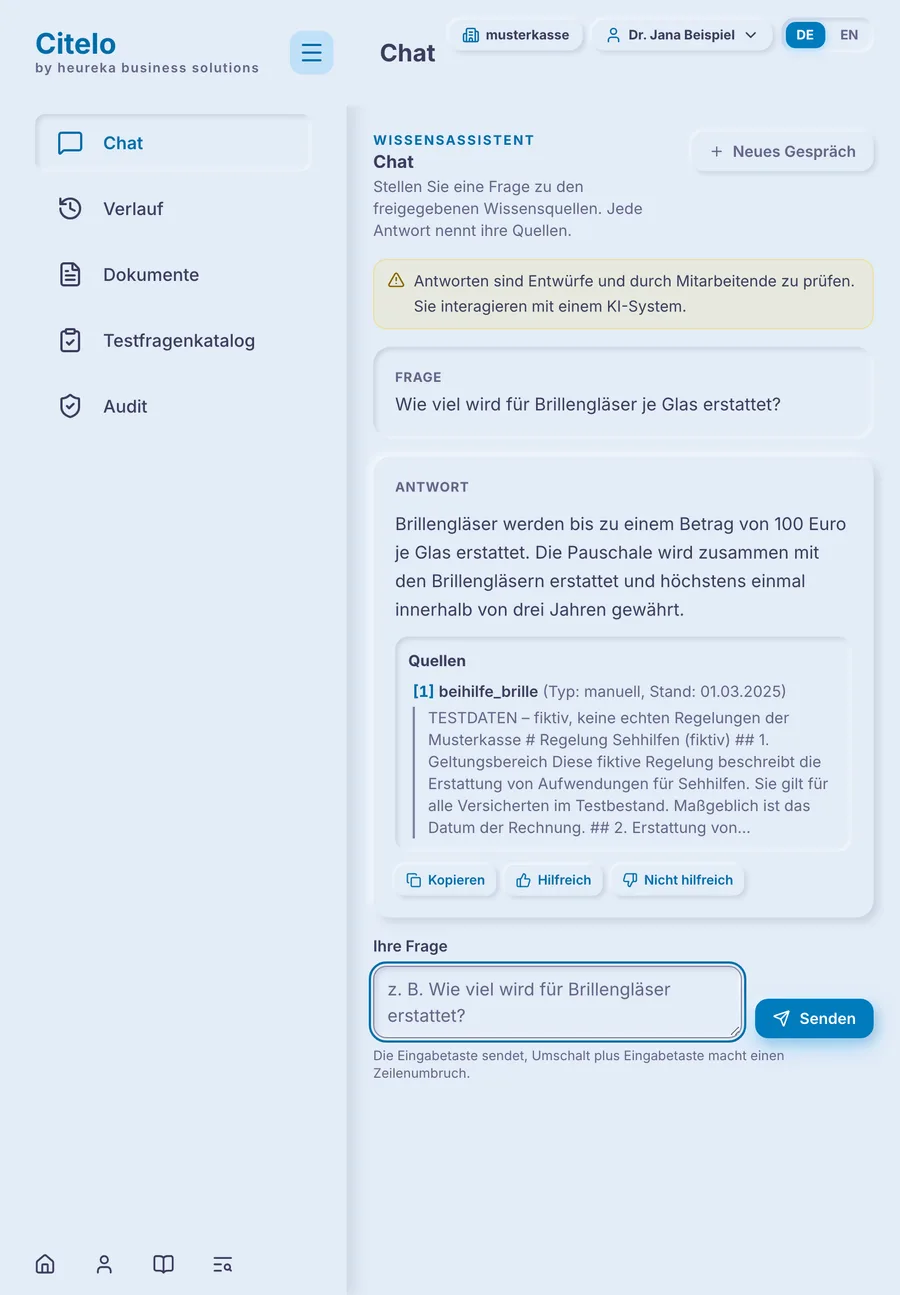 Citelo auf einem Tablet: Chat mit der Frage nach der Erstattung von Brillengläsern, der Antwort und dem Quellenverweis. Beispiel mit fiktiven Testdaten.